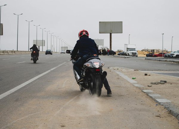 Urgence de Freinage : Tout Savoir sur les Régulations Légales